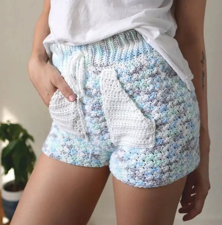 14 Gorgeous Crochet Shorts Patterns for Women 7 High-waisted crochet shorts with visible pockets, showing a practical and stylish design.
