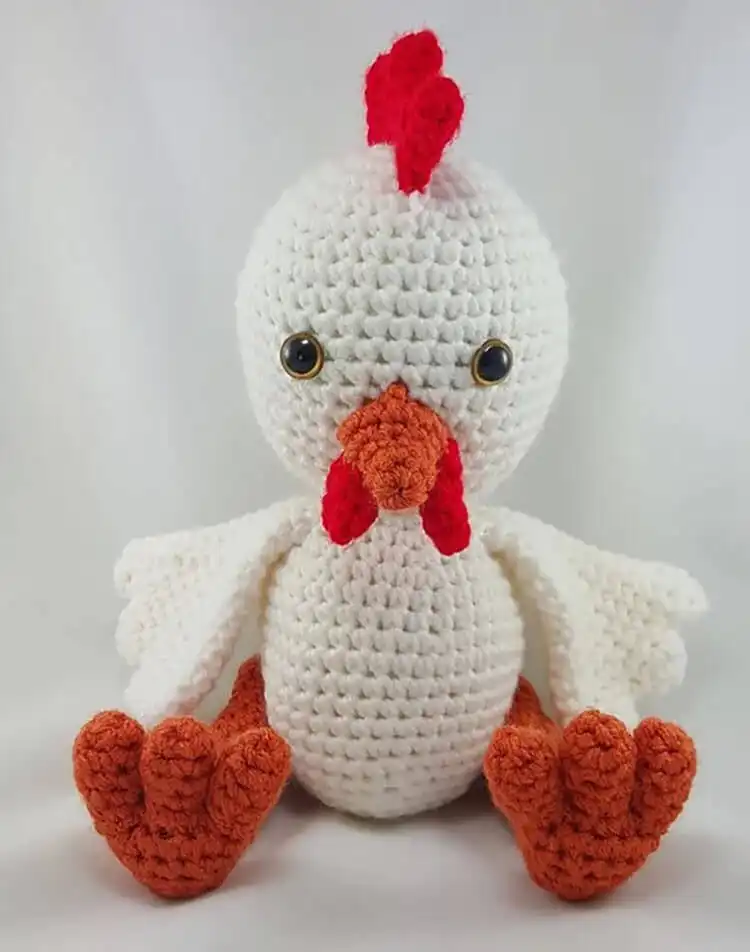 Various Chicken Amigurumi toys displayed together, showing different color possibilities for a farm-themed set.