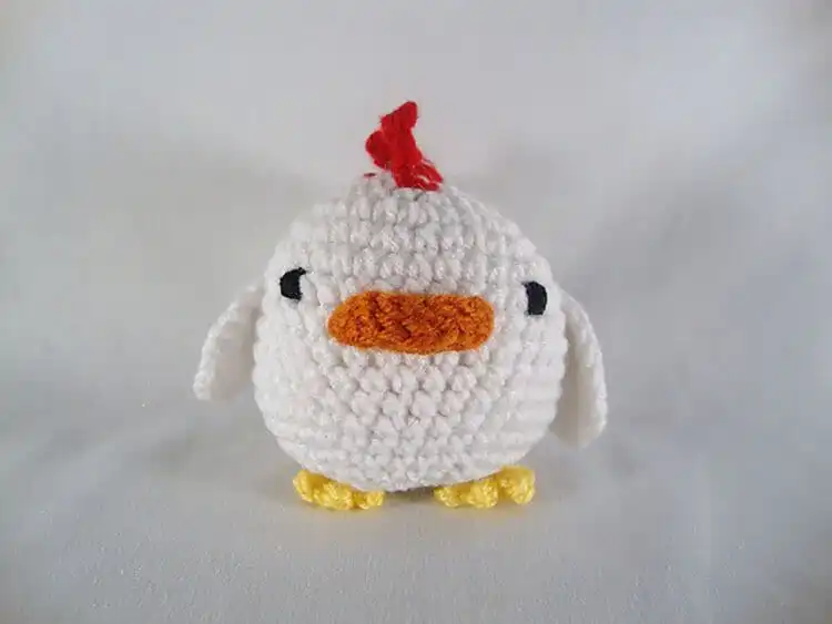 A Small Chicken Amigurumi, perfect for quick projects or as a beginner-friendly crochet pattern.