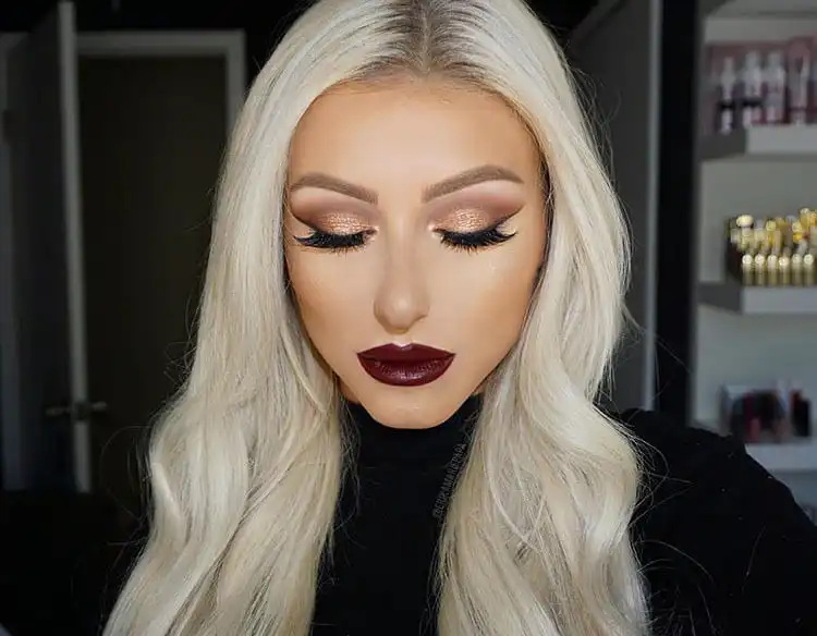 15 Halloween Makeup Ideas for Women - Easy Deer Makeup 20 Bold smoky eyes intensified with dark shades and false eyelashes, perfect for a dramatic Halloween gaze.