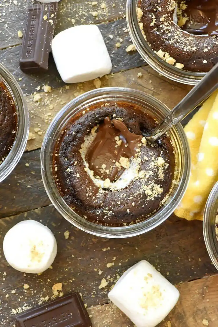 Mason Jar S’mores In a Jar featuring layers of graham cracker crumbs, melted chocolate, and perfectly toasted marshmallows.