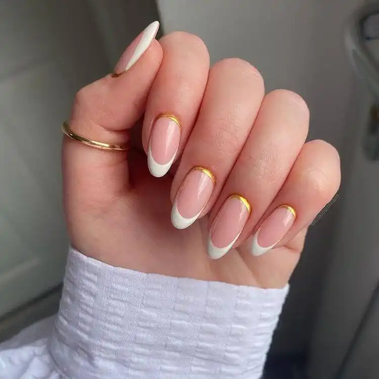 Modern white and gold short acrylic nails featuring clean lines and contemporary design.