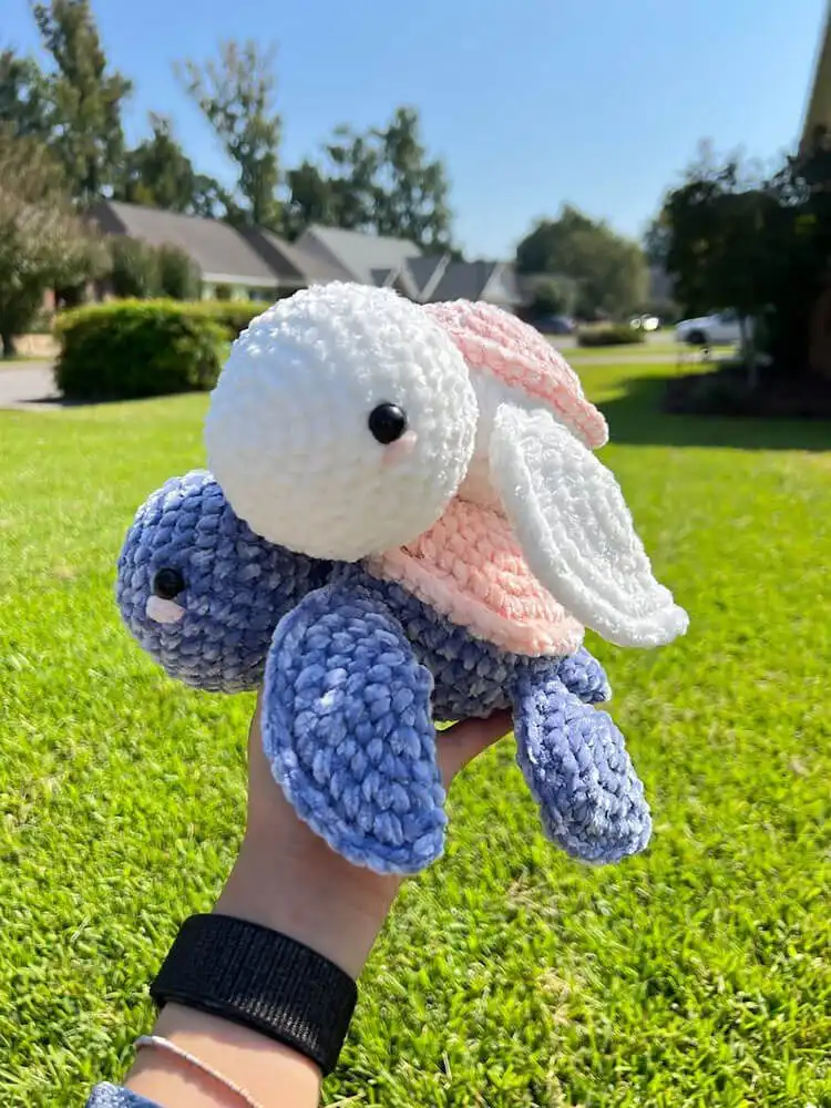 Two crochet turtles of the same design but in two different sizes, showcasing the pattern's versatility.