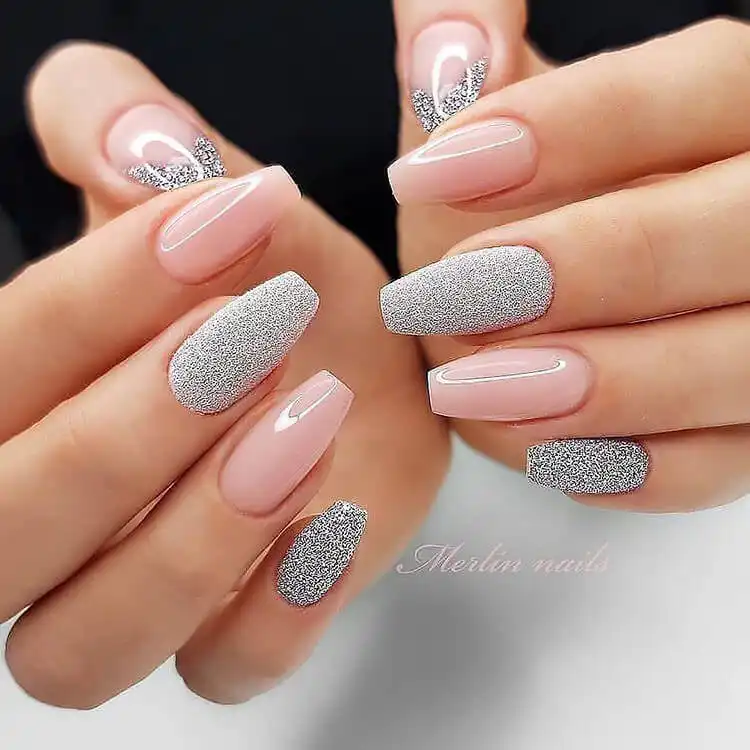 Elegant short coffin nails with a marble effect in muted tones, suggesting luxury and sophistication suitable for special events or everyday wear.