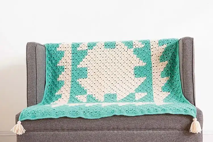 A neutral-toned Heart C2C Baby Blanket with an adorable central heart design.