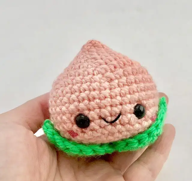 Little Momo peach amigurumi crochet, a simple and quick fruit plushie pattern.