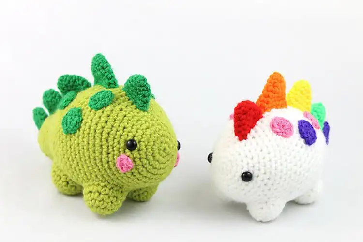 Simple crochet Dinosaur Amigurumi in a vibrant striped pattern, demonstrating how colors can personalize a basic dinosaur design.