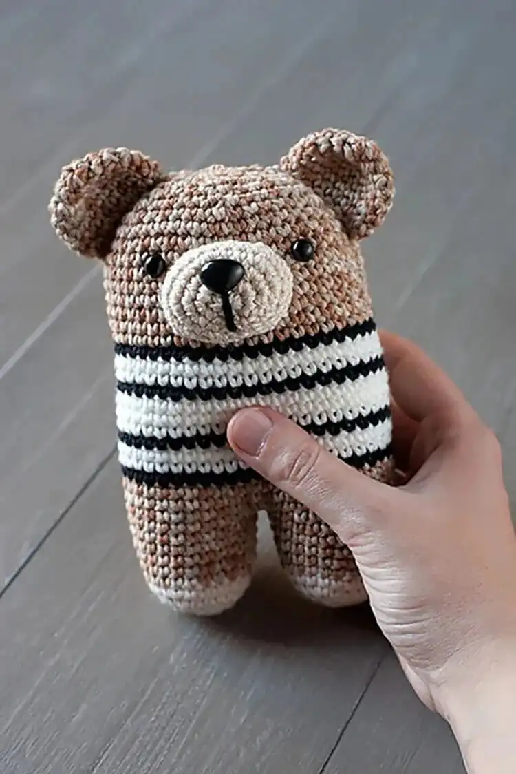 Elegant standing brown Oso Donato amigurumi crochet bear with detailed paws.
