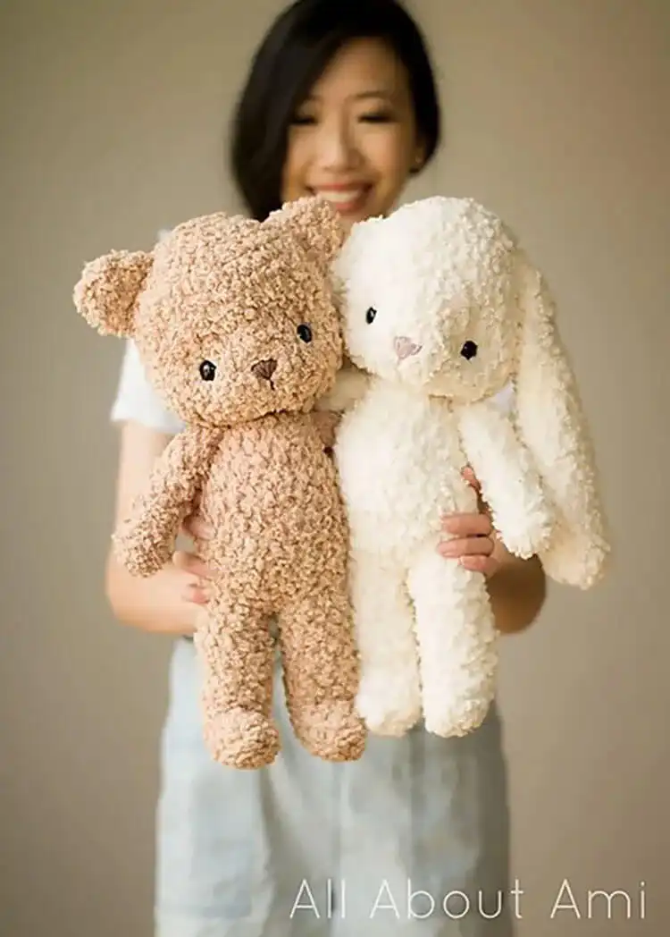 Fluffy, cream-colored crochet teddy bear made with fleece sherpa yarn, very soft.