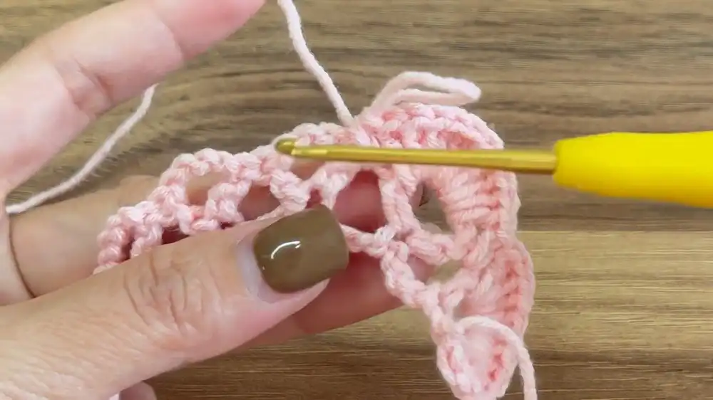Visual guide for beginning the second row of the Crochet Rose Pattern - DIY Crafts tutorial