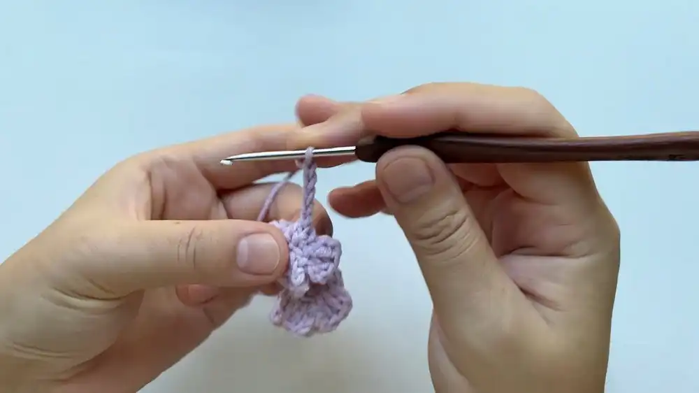Crochet Wisteria Hanging Basket - DIY Craft 3 Step-by-step image of crocheting individual wisteria flowers for Crochet Wisteria Hanging Basket - DIY Craft