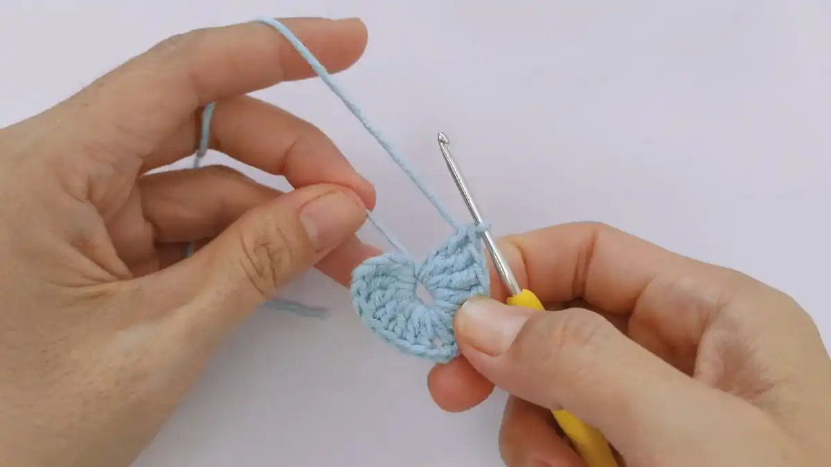 Visual guide for crocheting the first half of the heart, showing treble and double crochet stitches.
