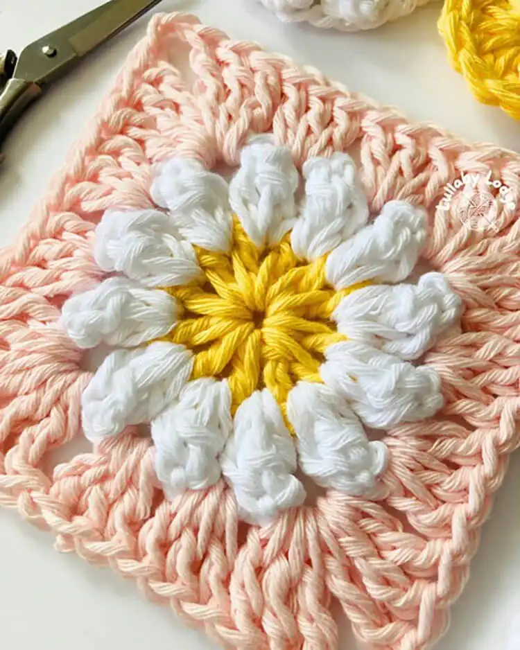 Colorful Ditsy Daisy Granny Squares, suitable for advanced beginners experimenting with yarn colors