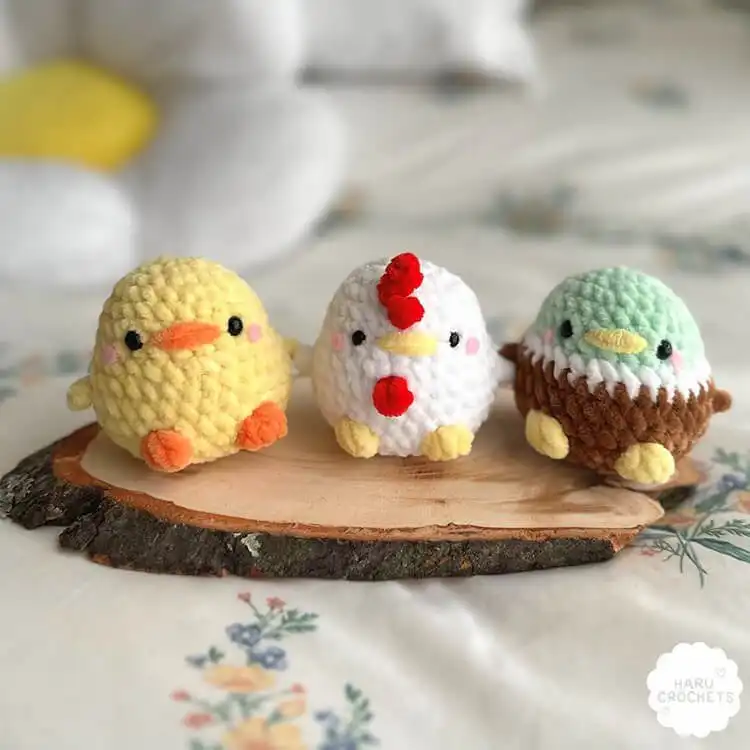No-Sew Amigurumi Crochet Patterns No-Sew Bronto 1 A vibrant collection of various no-sew amigurumi crochet patterns, including a green No-Sew Bronto, tiny bears, a whale, and a snail, arranged artfully to showcase the diversity and charm of seamless crochet creations.