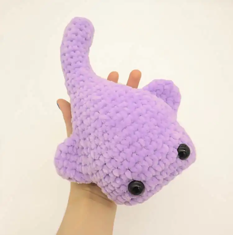 No-Sew Amigurumi Crochet Patterns No-Sew Bronto 13 A sleek blue no-sew stingray amigurumi with elegant wing shapes.