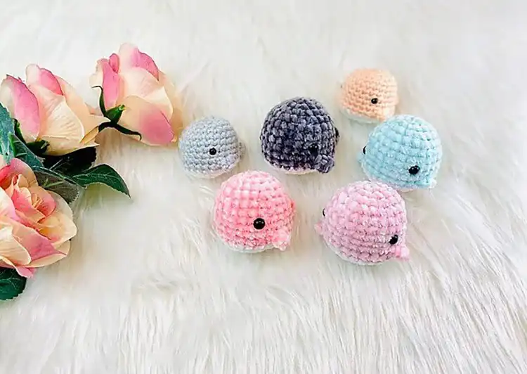 No-Sew Amigurumi Crochet Patterns No-Sew Bronto 4 A small, friendly blue no-sew amigurumi whale with a white belly.