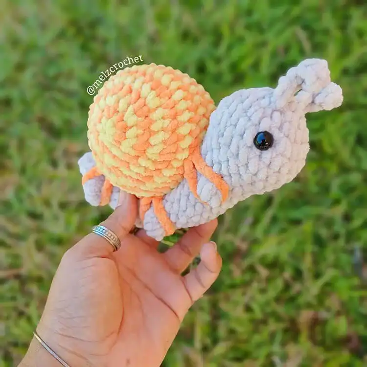 No-Sew Amigurumi Crochet Patterns No-Sew Bronto 6 A cute no-sew crochet snail with a striped shell and antennae, showcasing seamless construction.