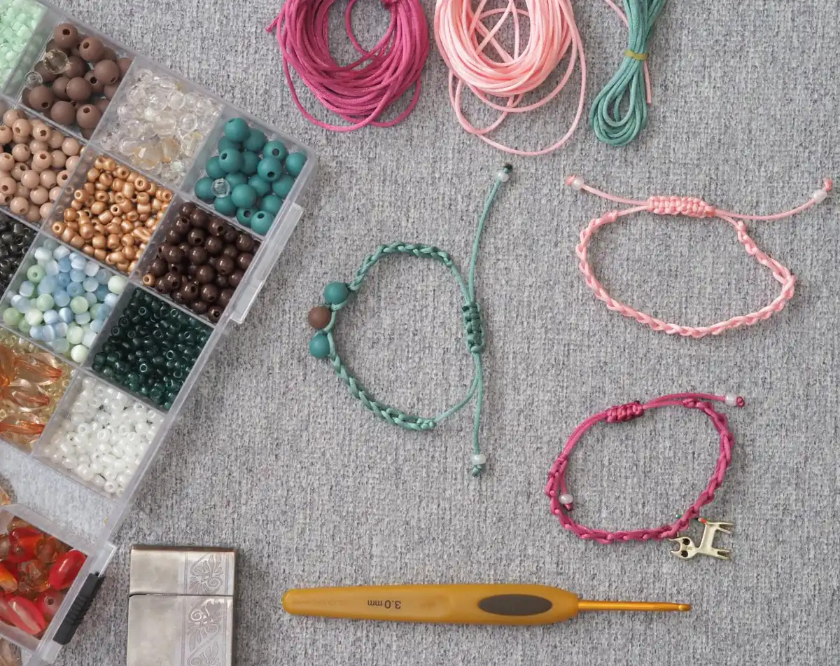 Detailed four-panel image showing the initial steps of tying a square knot for an adjustable bracelet closure, using contrasting cords for clarity.