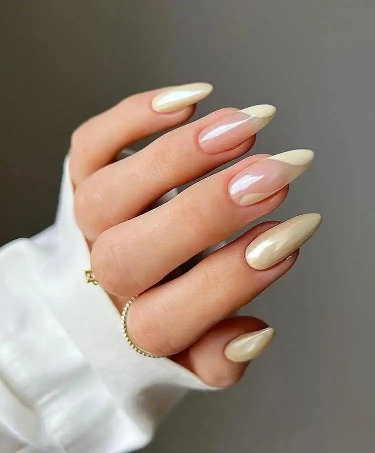 Stunning Blue Nail Designs - Perfect Winter Nail Design Ideas 2 Elegant Vanilla Chrome Nails, a fresh and shimmering take on neutral tones for stunning blue nail designs in winter.