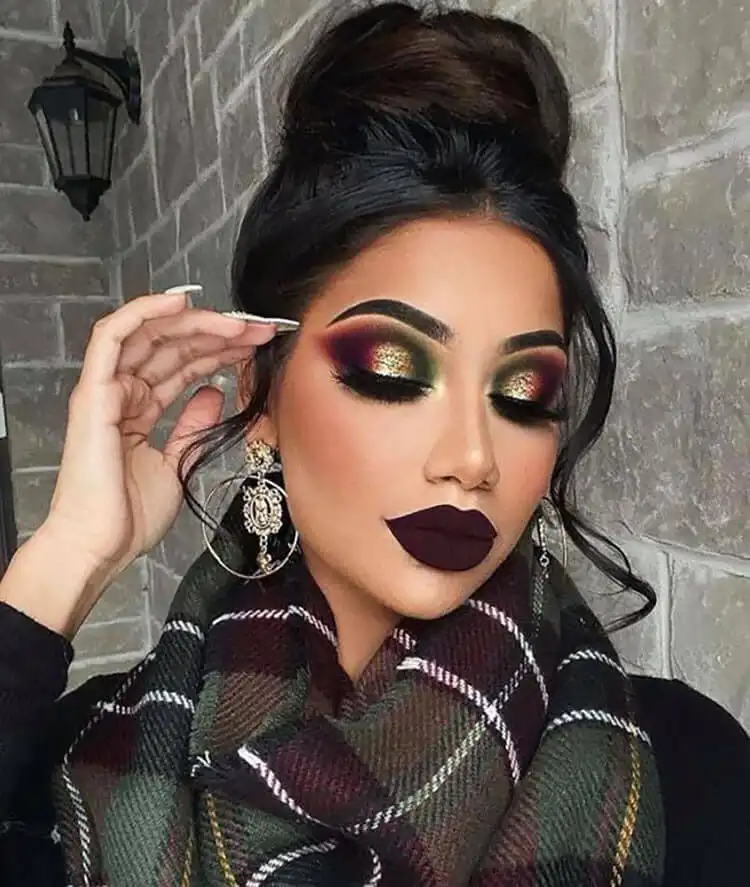 Eye makeup with a vibrant combination of gold and green eyeshadow, creating a cheerful winter look.