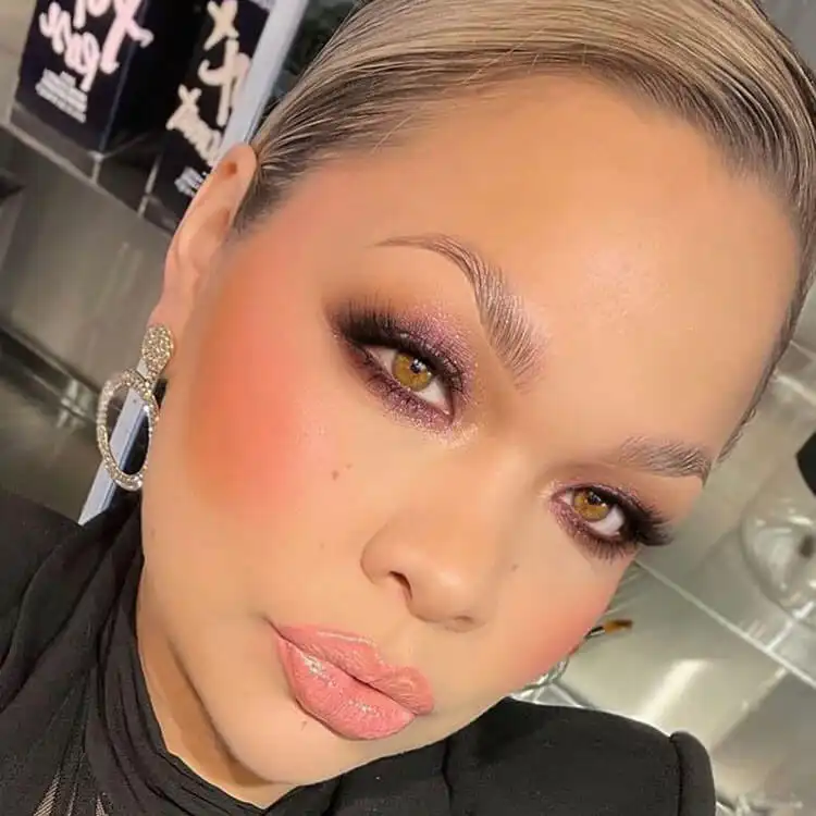 Glamorous New Year's Eve makeup with shimmering eyeshadow and defined lashes, perfect for celebrations.